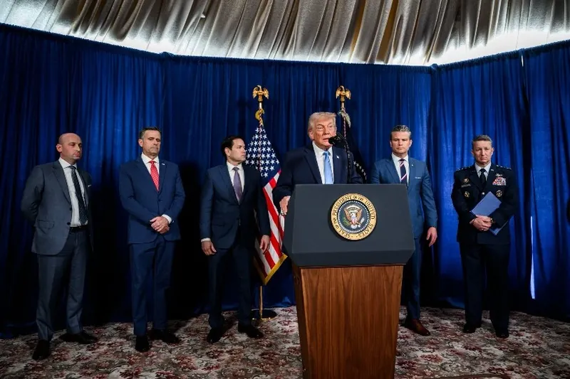 Trumpek petrolio-enpresak bildu ditu Etxe Zurian, Venezuelaren espoliazioa negoziatzeko