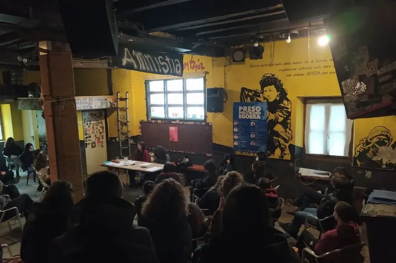 Nafarroako Gobernuaren eta Guardia Zibilaren azken erasoa salatu du Altsasuko Gaztetxeak