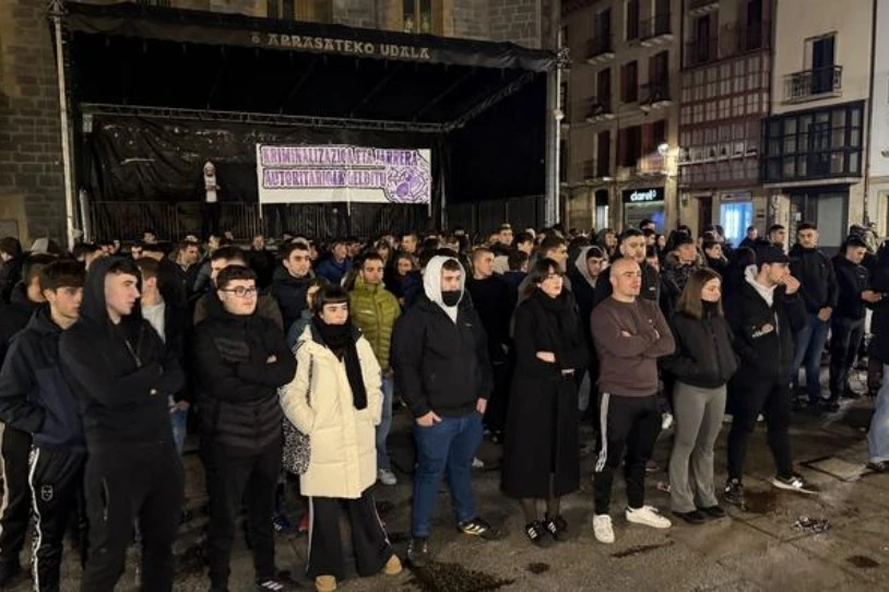 Kriminalizazioaren eta jarrera autoritarioen kontra batu da arrasatear andana