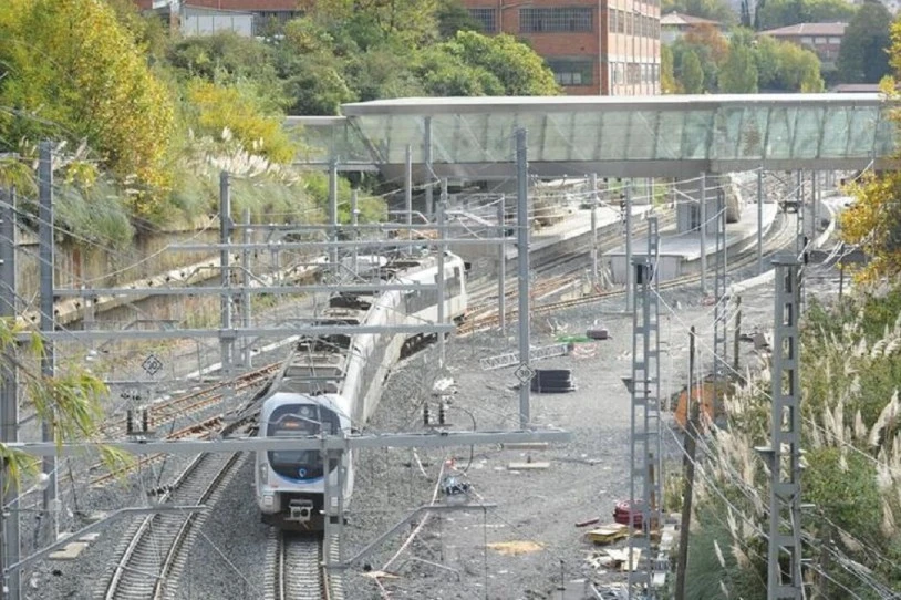 Bedian, lau gazte atxilotu dituzte tren bat margotzeagatik