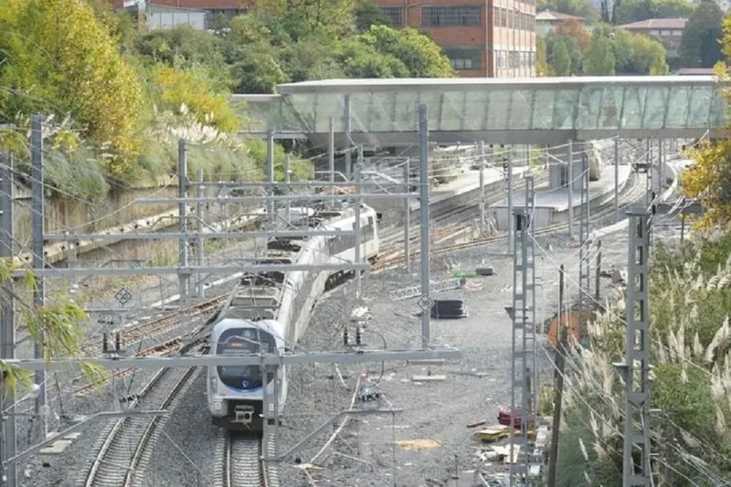 Bedian, lau gazte atxilotu dituzte tren bat margotzeagatik