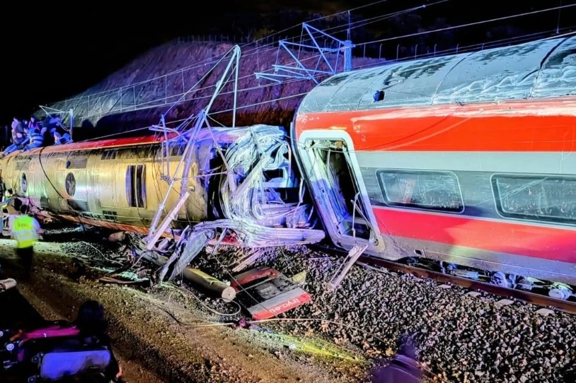 39 hildako eta 152 zauritu Kordoban, abiadura handiko bi tren errailetik atera ostean