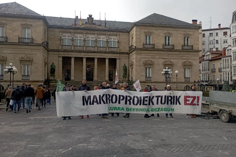 Labrazako parke eolikoaren aurka egin dute beste protesta bat, Gasteizen