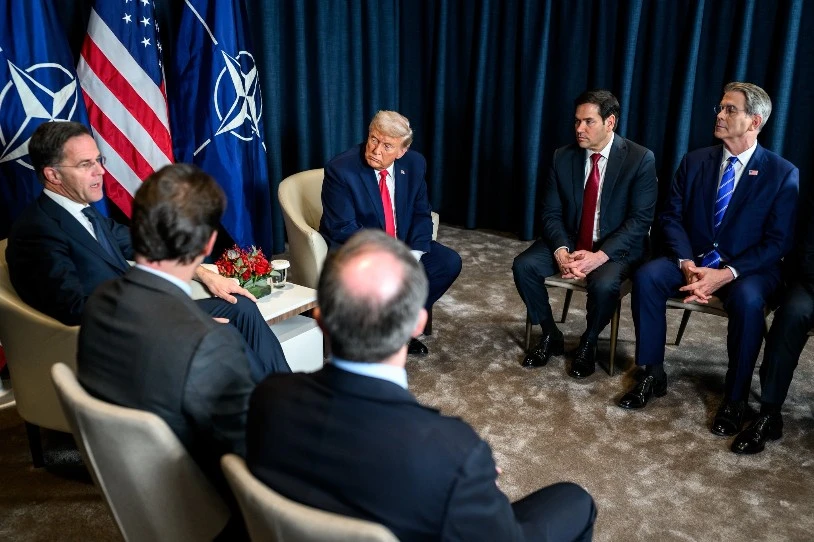 Groenlandiari buruzko aurreakordio bat iragarri du Trumpek, Europaren aurkako muga-zergak bertan behera uztearekin batera
