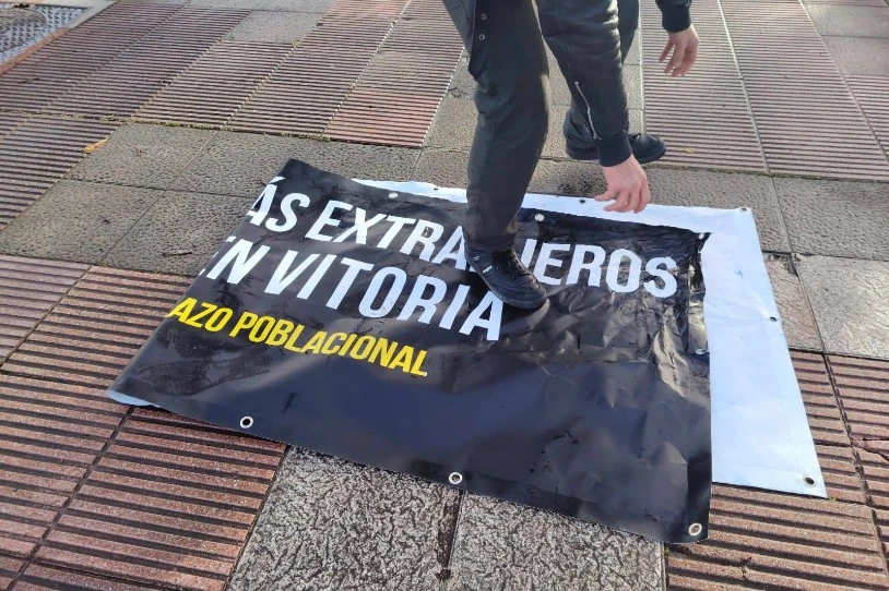 Voxen mezu arrazistak salatu ditu Gasteizko GKSk