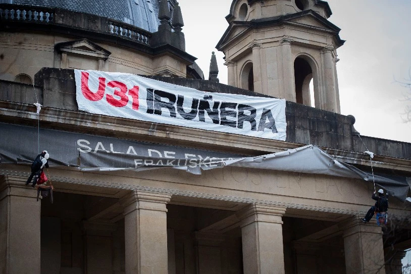 Erorien Monumentuan zintzilikatu dira bi pertsona, atzoko eta gaurko faxismoaren aurka