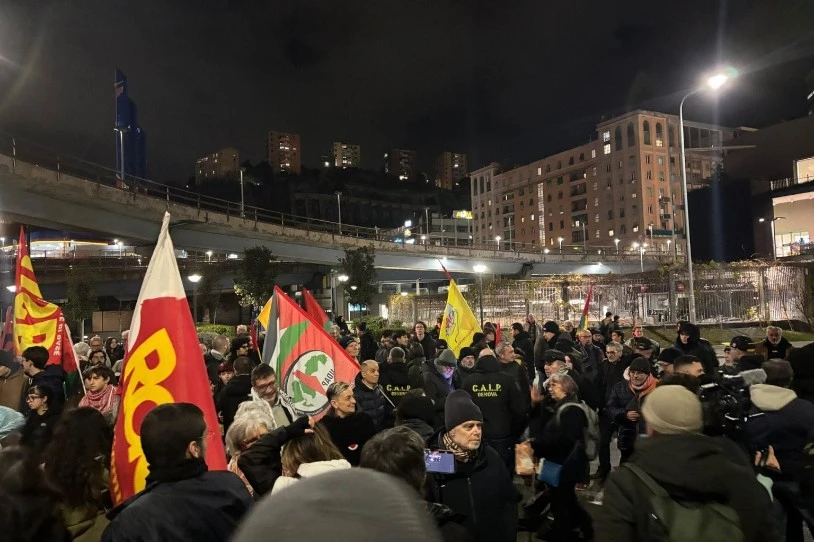 Portuetako langileen nazioarteko grebak armak dituzten ontziak blokeatu ditu Mediterraneoan