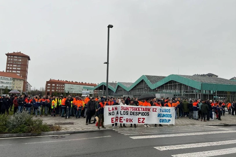 Tubos Reunidoseko langileen protesta Gasteizen, kaleratzeen aurkako bigarren greba-egunean