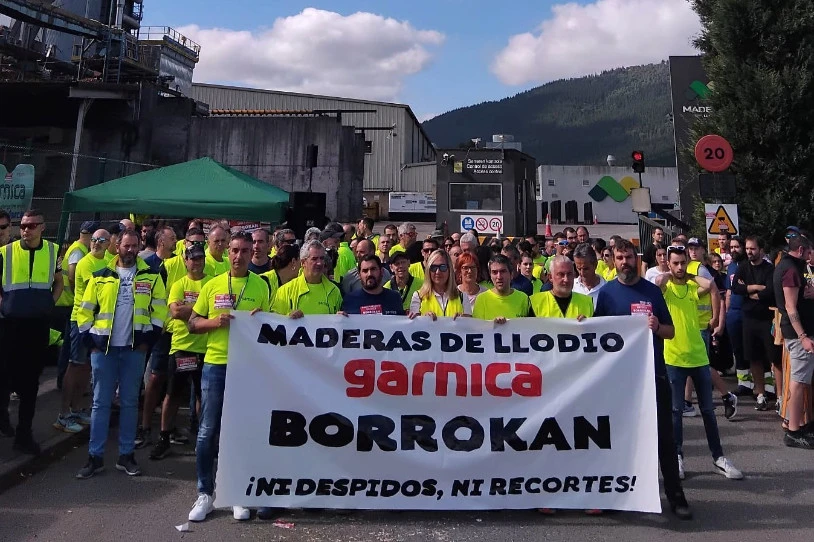 Langileak kaleratzen hasi da Maderas de Llodioko zuzendaritza