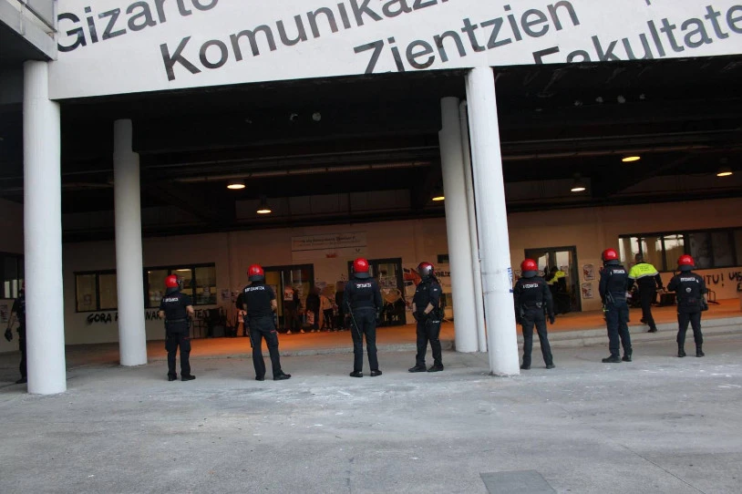 Polizia bederatzi aldiz sartu da EHUra bi hilabetean baino gutxiagoan