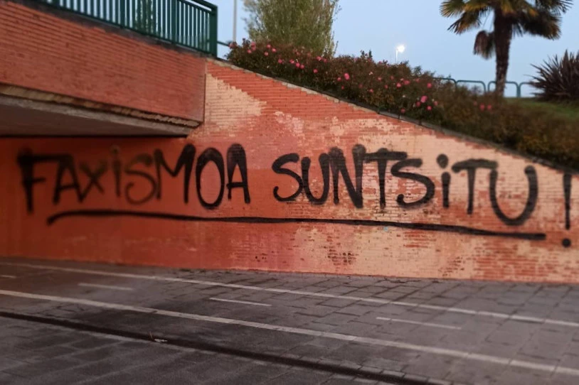 Faxismoaren aurkako aldarriz bete dituzte Iturramako kaleak