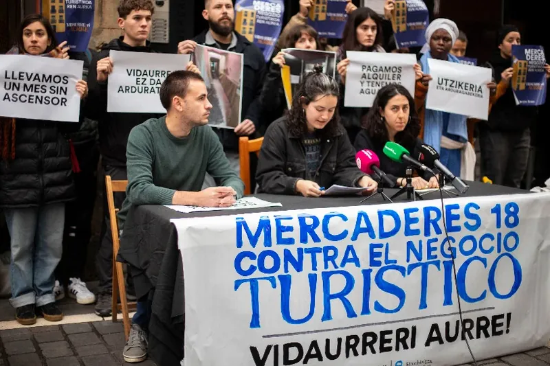 Turismoaren negozioaren aurka antolatu dira Iruñeko Mercaderes 18ko bizilagunak