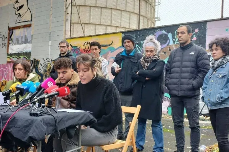 Udal-jabetzako espazio hutsak etxerik gabeko pertsonek erabili ahal izatea eskatu diote Iruñeko Udalari