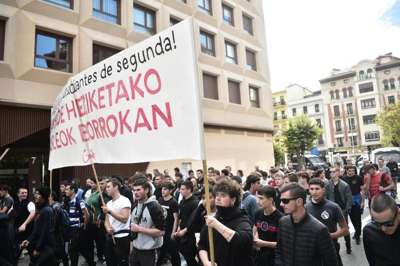 Iruñerriko lanbide heziketa: "Bigarren mailako ikasleak izateaz nazkatuta gaude"