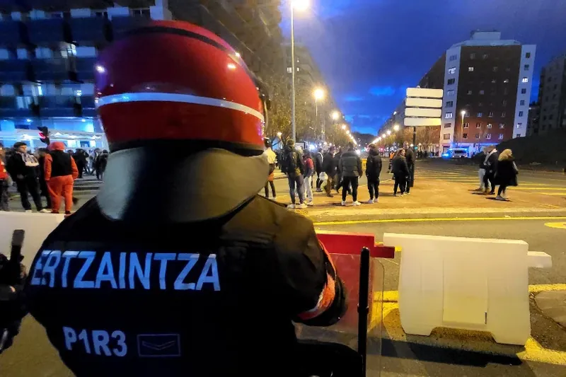 Ertzaintzak foam jaurtigaien erabilera eta Zabarteri ostikada eman izana ukatu du epaitegian