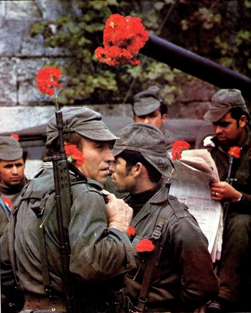 De cuando los claveles tomaron las calles de Portugal