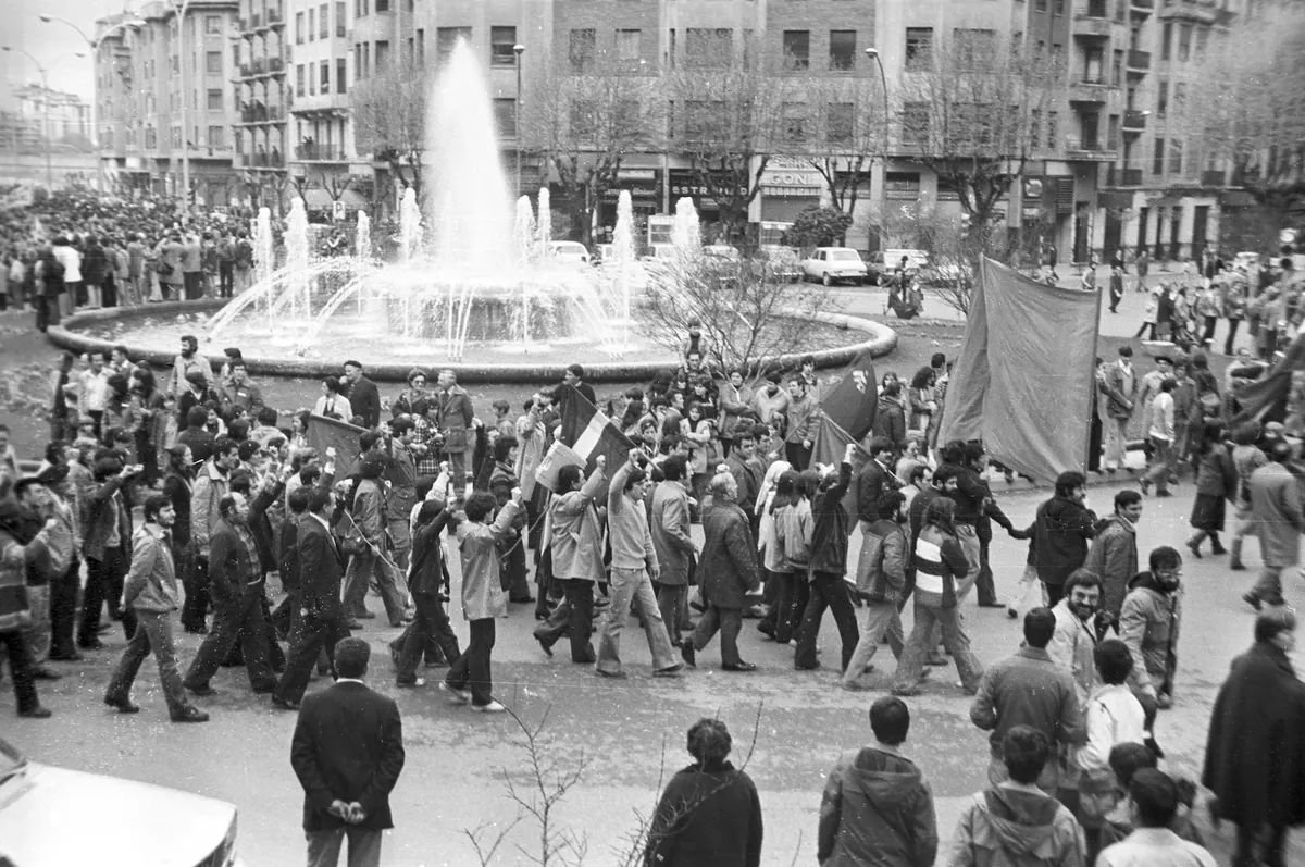 Compañeros al mismo lado de la barricada