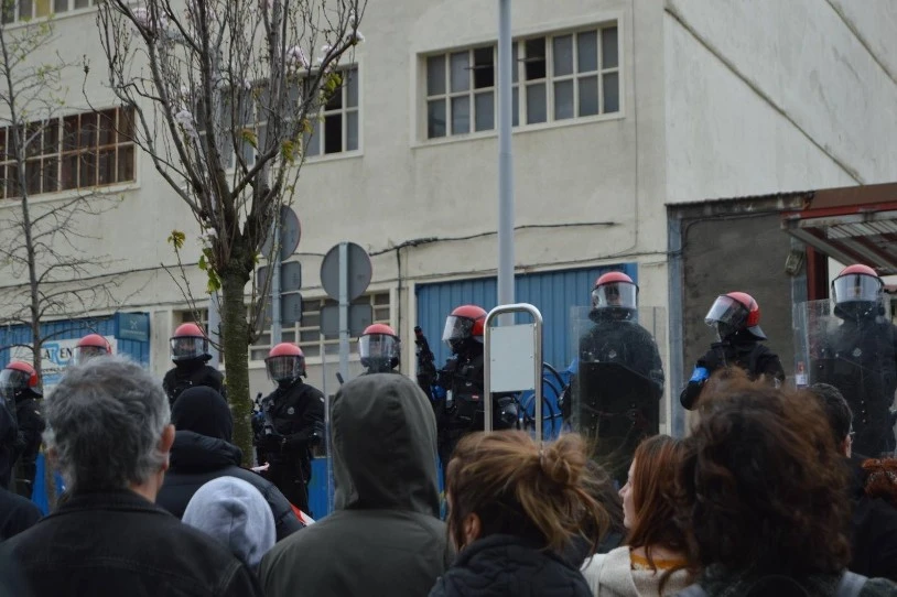 Hiru ertzain ikerketapean Bilbon, Etxarri Gaztetxearen desalojoan bi gazte jipoitzeagatik