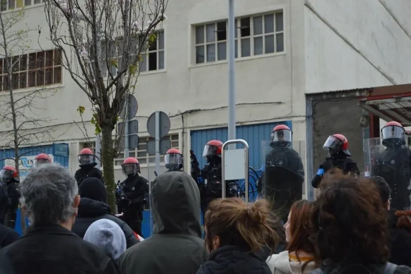 Hiru ertzain ikerketapean Bilbon, Etxarri Gaztetxearen desalojoan bi gazte jipoitzeagatik