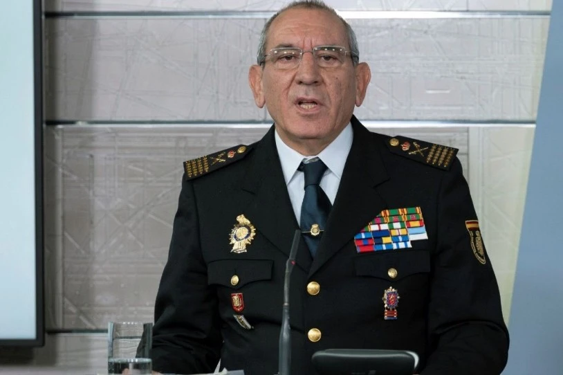 Espainiako Poliziako operazio-buruak emakume bat bortxatu du