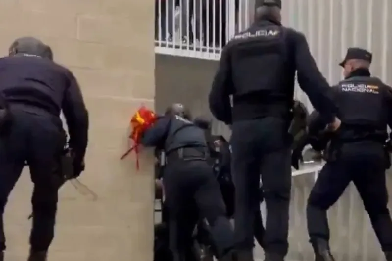 Espainiako Poliziaren karga bortitzak Sadarren: bi zauritu, haietako bat konorterik gabe