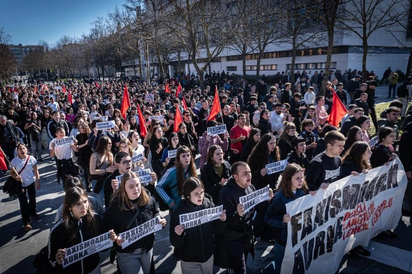 Ehunka ikasle mobilizatu dira Gasteizko campusean, faxismoaren aurka