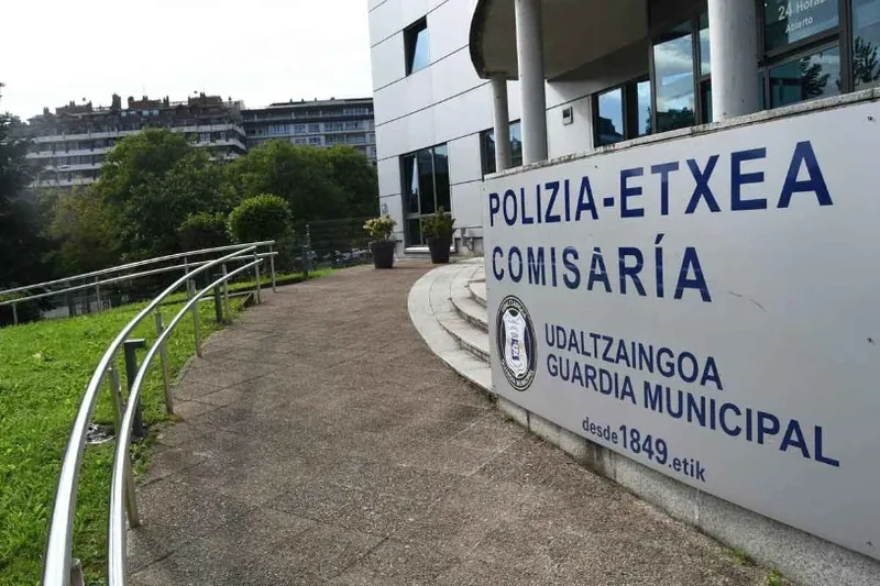 Mailaz igo dute Donostian pertsona bat jipoitu zuen udaltzaina