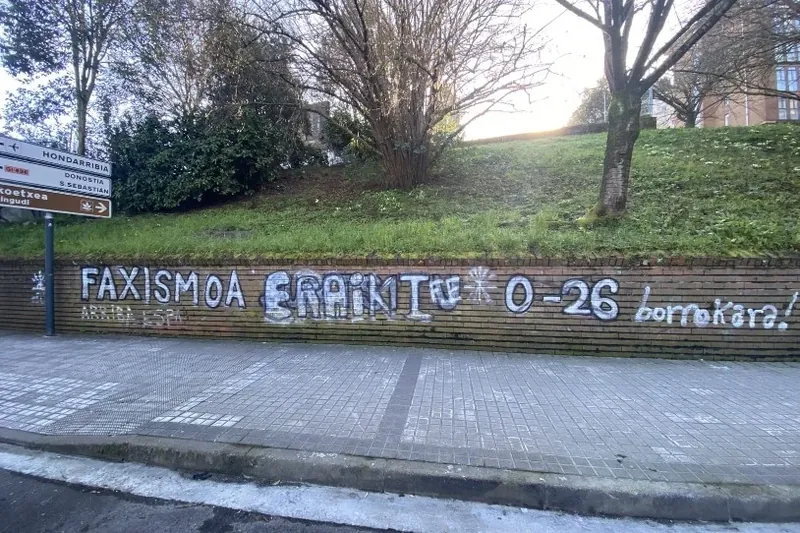 Irunen, faxismoaren aurkako propagandari eraso dio Falangeak