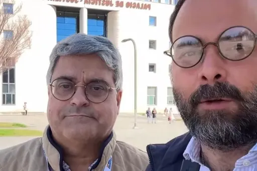 IAS salatu du Nafarroako Voxek, faxismoaren aurkako pankarta batengatik