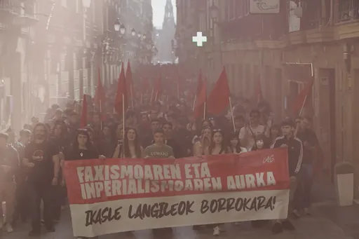Milaka ikasle lehen lerroan, faxismoaren eta inperialismoaren aurka