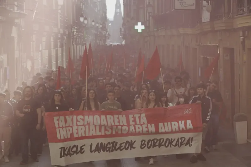 Milaka ikasle lehen lerroan, faxismoaren eta inperialismoaren aurka