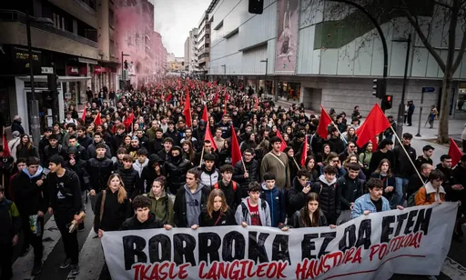 Martxoaren 3an, milaka ikaslek hartu dituzte Gasteizko kaleak IASen deialdira batuz