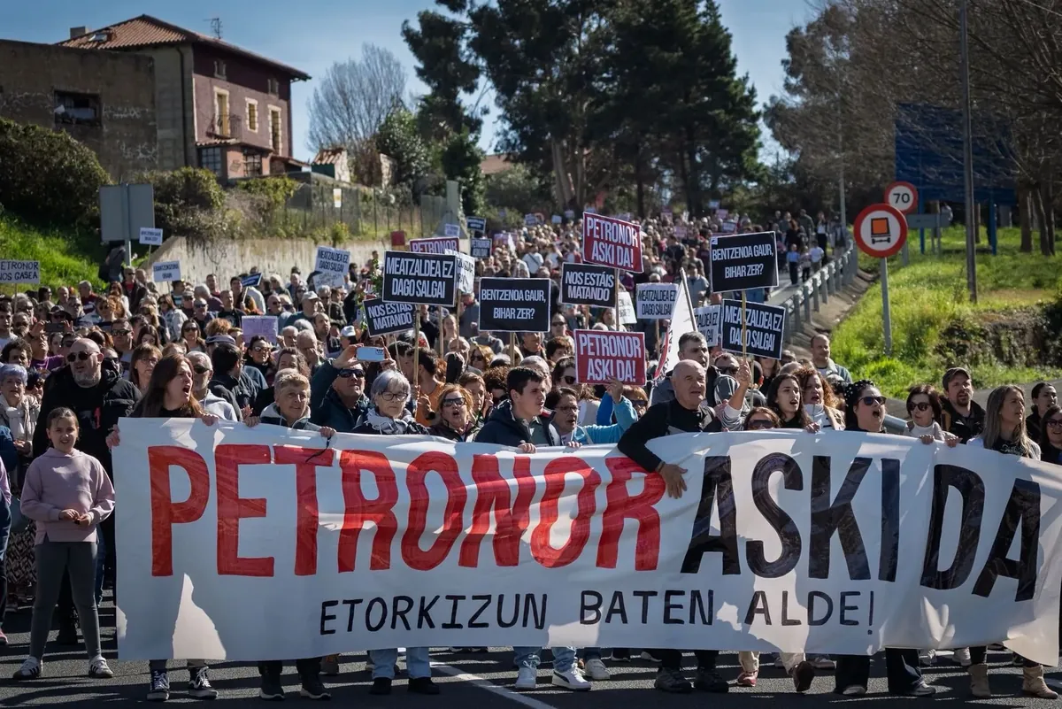 Petronorren aurka mobilizatu da jendetza Muskizen, gai kimikoek gora egiten duten bitartean