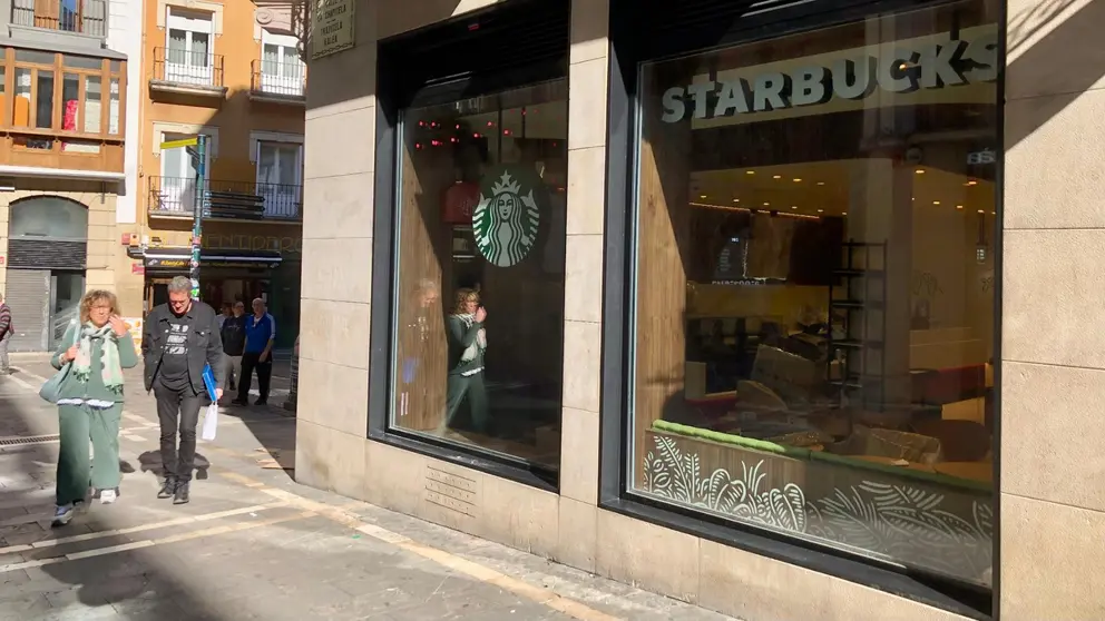 Iruñeko lau lagun salatu ditu Starbucksek, Palestinaren aldeko protestak direla-eta