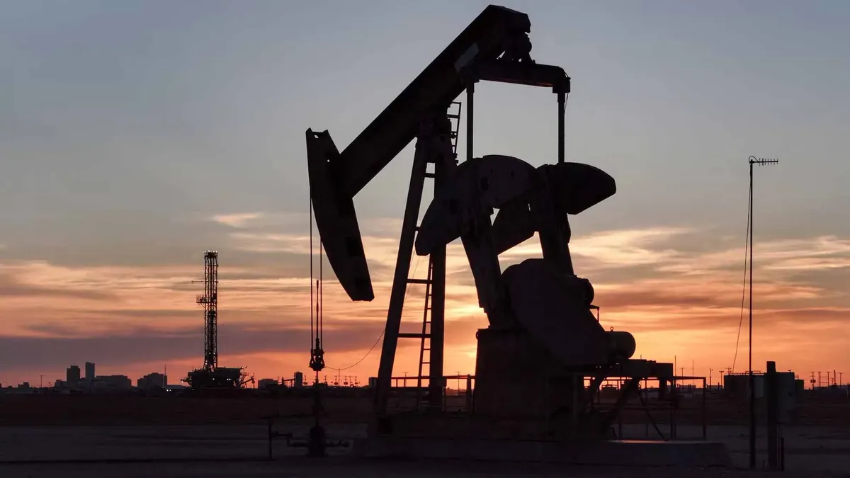 Petrolioak 110 dolarrak gainditu ditu, 70eko krisitik izan den 'shock' energetiko okerrenean
