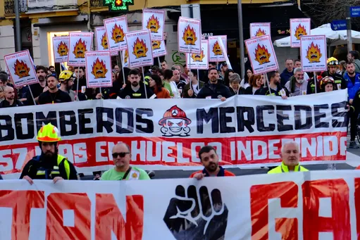 Klase-elkartasun erakustaldia Gasteizen: langile ugarik babestu dituzte Mercedeseko suhiltzaileak