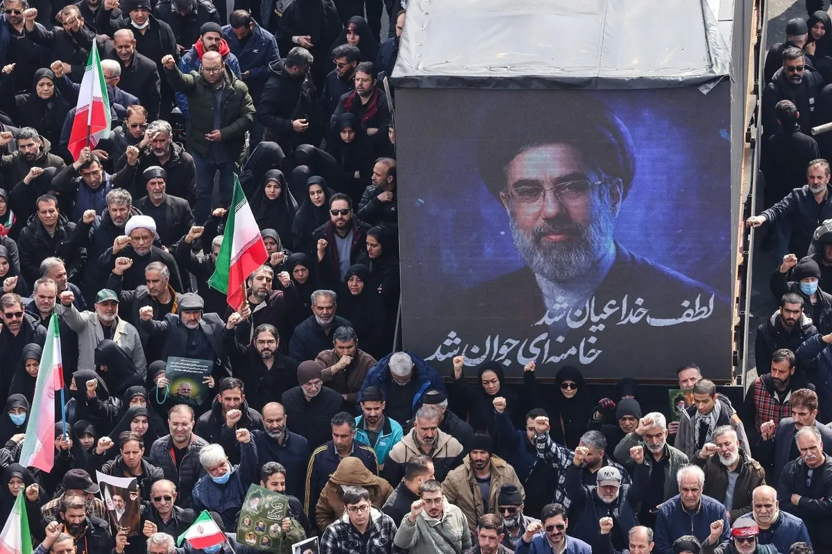 Iranek ohartarazi du fronte berriak irekiko dituela, Ormuzen itxiera mantentzen duen bitartean