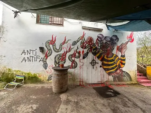 Pintaketa faxistak egin dituzte berriz Irungo Lakaxita Gaztetxean