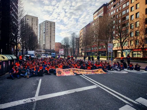 Tubos Reunidosek dio 301 kaleratze adostu dituela, Amurrioko langileek greba mugagabea hasi duten egun berean