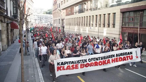 Milaka langile mobilizatu dira kapitalismoaren aurka greba orokorrean