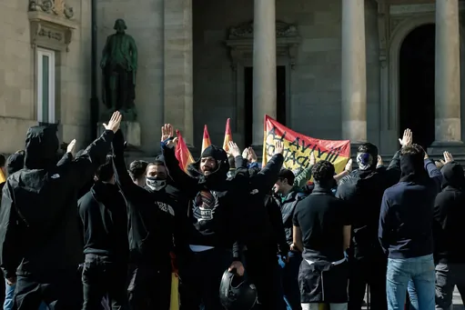 Gehienez 10.000 euroko isun posiblea Falangeari; lau urtetik gorako espetxe-zigor eskaerak antifaxistentzat