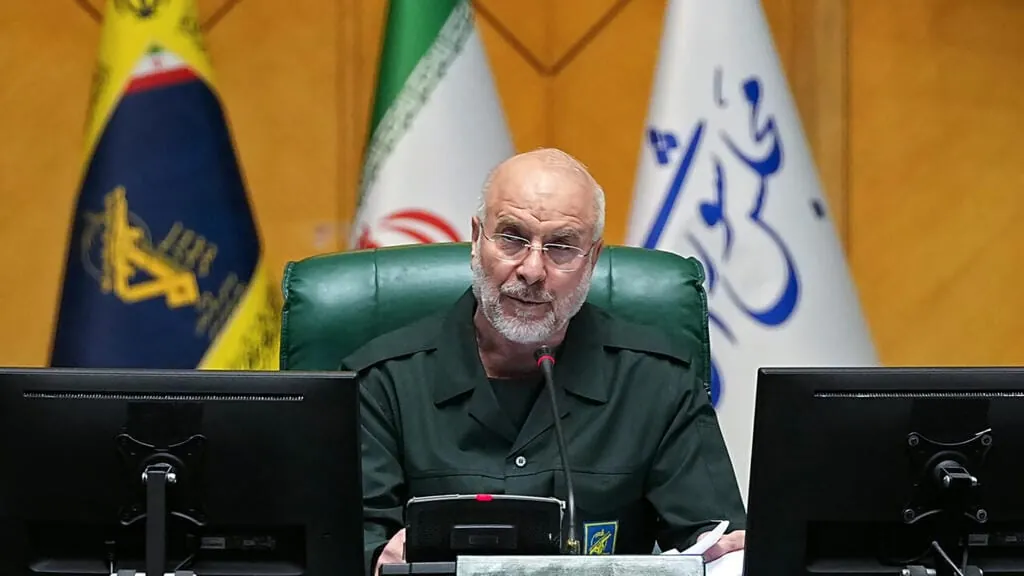 Iranek ohartarazi du eskualdeko energia-plantak suntsitu eta Ormuz erabat itxi dezakeela