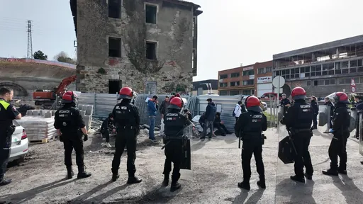 Kale-egoeran dauden pertsonei jazartzen ari dira Zaratamon eta Galdakaon