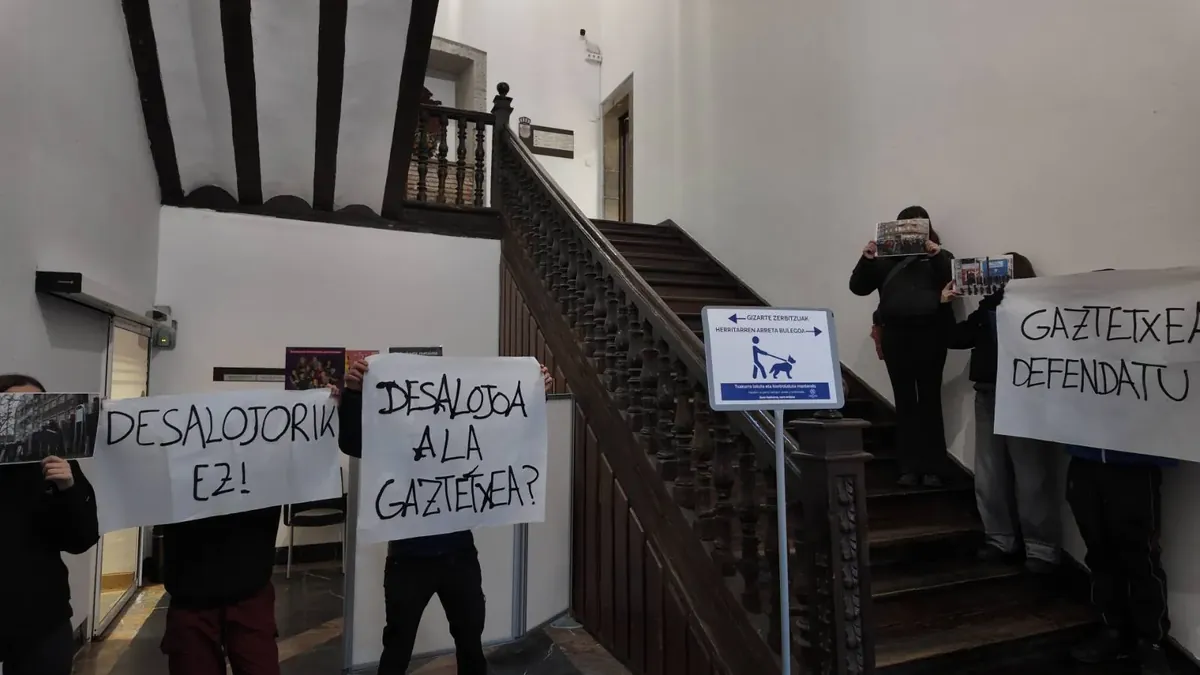 Alkatearen mehatxuei aurre eginez, Azkoitiko Gaztetxearen aldeko aldarria udaletxera eraman dute