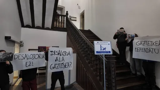 Alkatearen mehatxuei aurre eginez, Azkoitiko Gaztetxearen aldeko aldarria udaletxera eraman dute