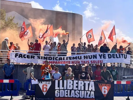 Indultua 'La Suizako seiei', lan-jazarpenaren aurka protesta egiteagatik bederatzi hilabete kartzelan egin ostean