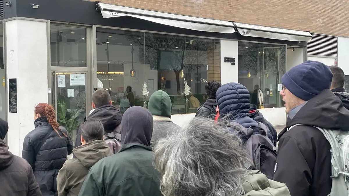 Gasteizko Iceberg tabernako kaleratze ilegalak eta gehiegikeriak salatu ditu OLAk