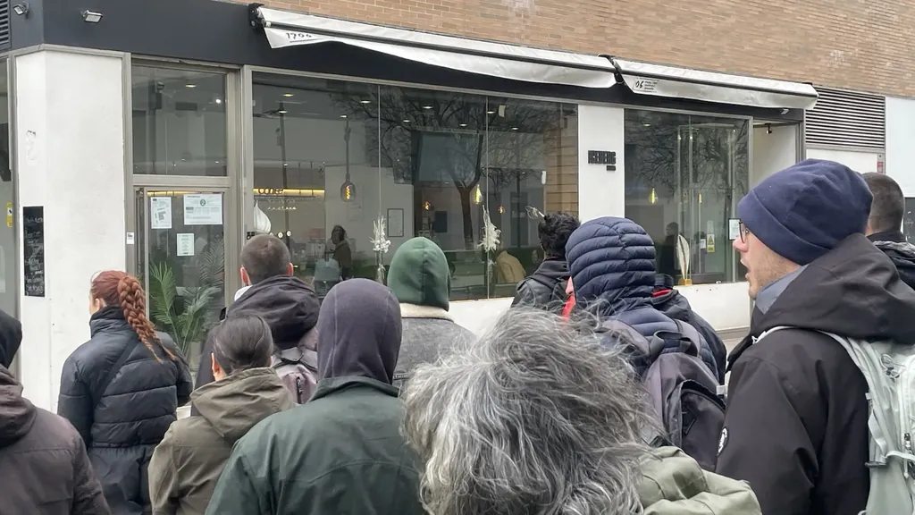 Gasteizko Iceberg tabernako kaleratze ilegalak eta gehiegikeriak salatu ditu OLAk