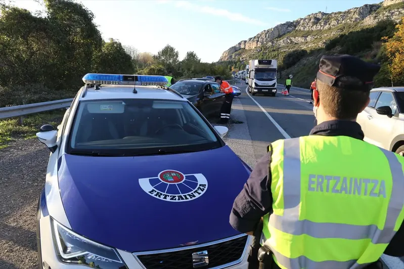 Ertzaintzak errepideetako kontrolak areagotuko ditu aste honetan