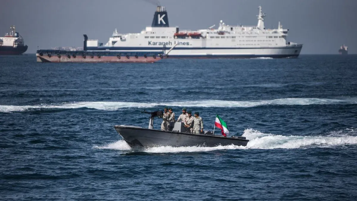 Iran bidesariak kobratzen hasi da Ormuzko itsasartean